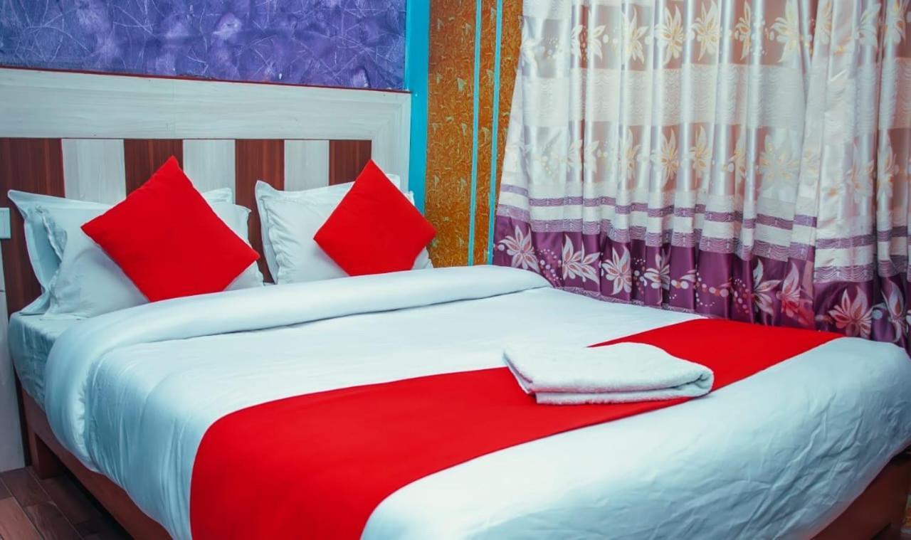Hotel Middle Point Pvt Ltd Pokhara Eksteriør billede