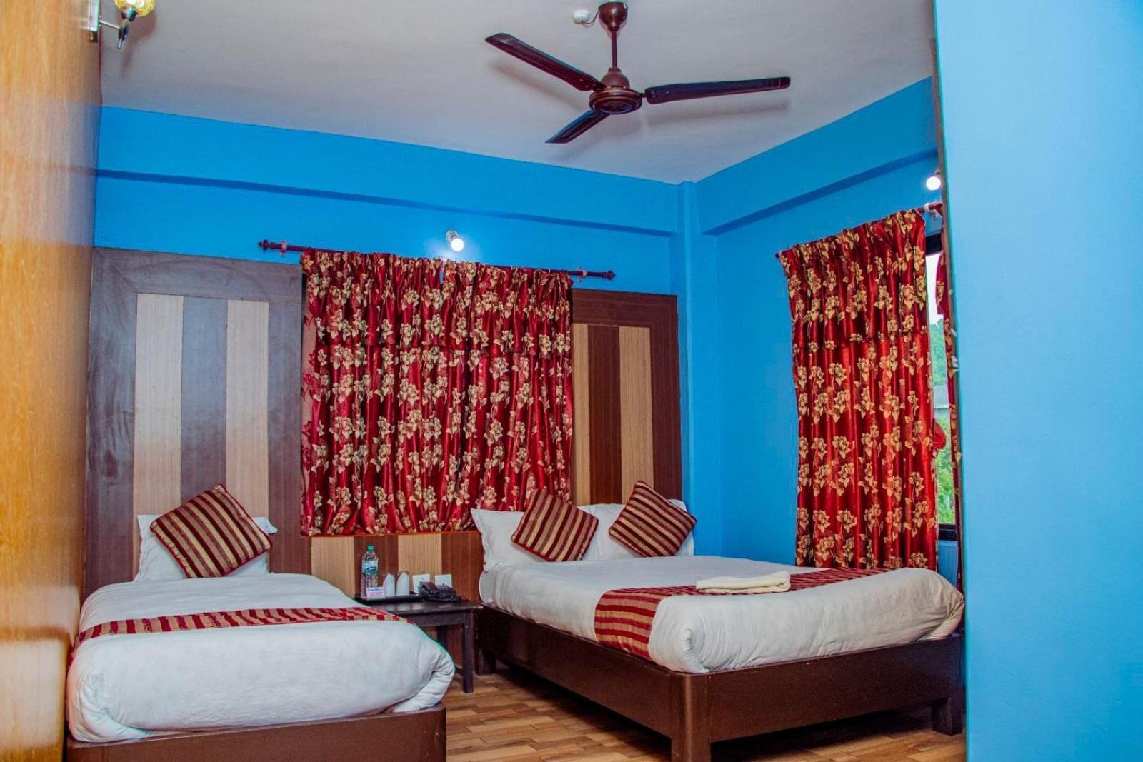 Hotel Middle Point Pvt Ltd Pokhara Eksteriør billede